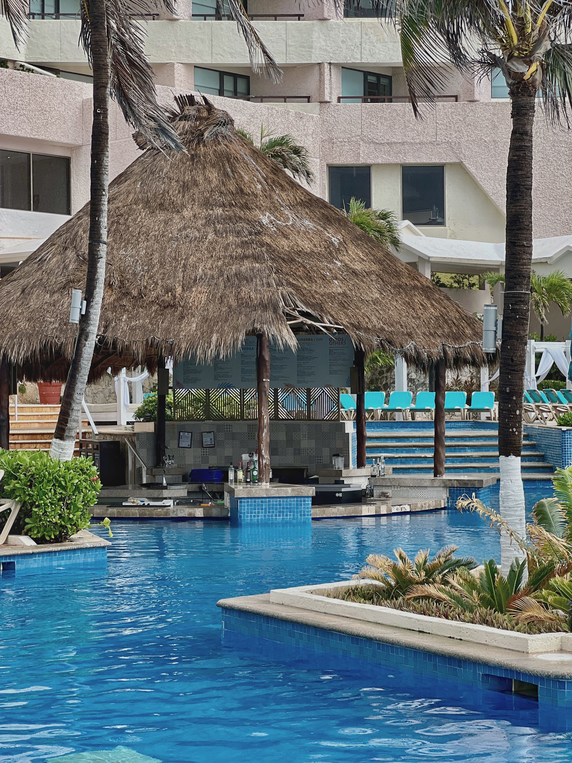Piscina y área techada (foto de muestra)